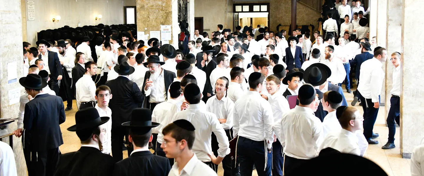 Talmidim gathered in the lobby of the yeshiva between sedarim